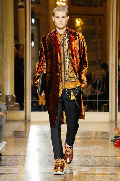 versace men's fall 2018|Versace Fall 2018 Menswear Collection .